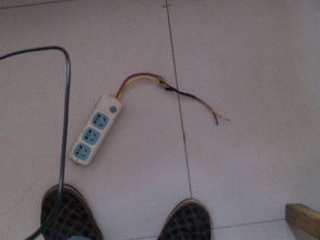 這個插座怎么接黃線的碰出火花了 是不是代表有電,需不需要關總閘